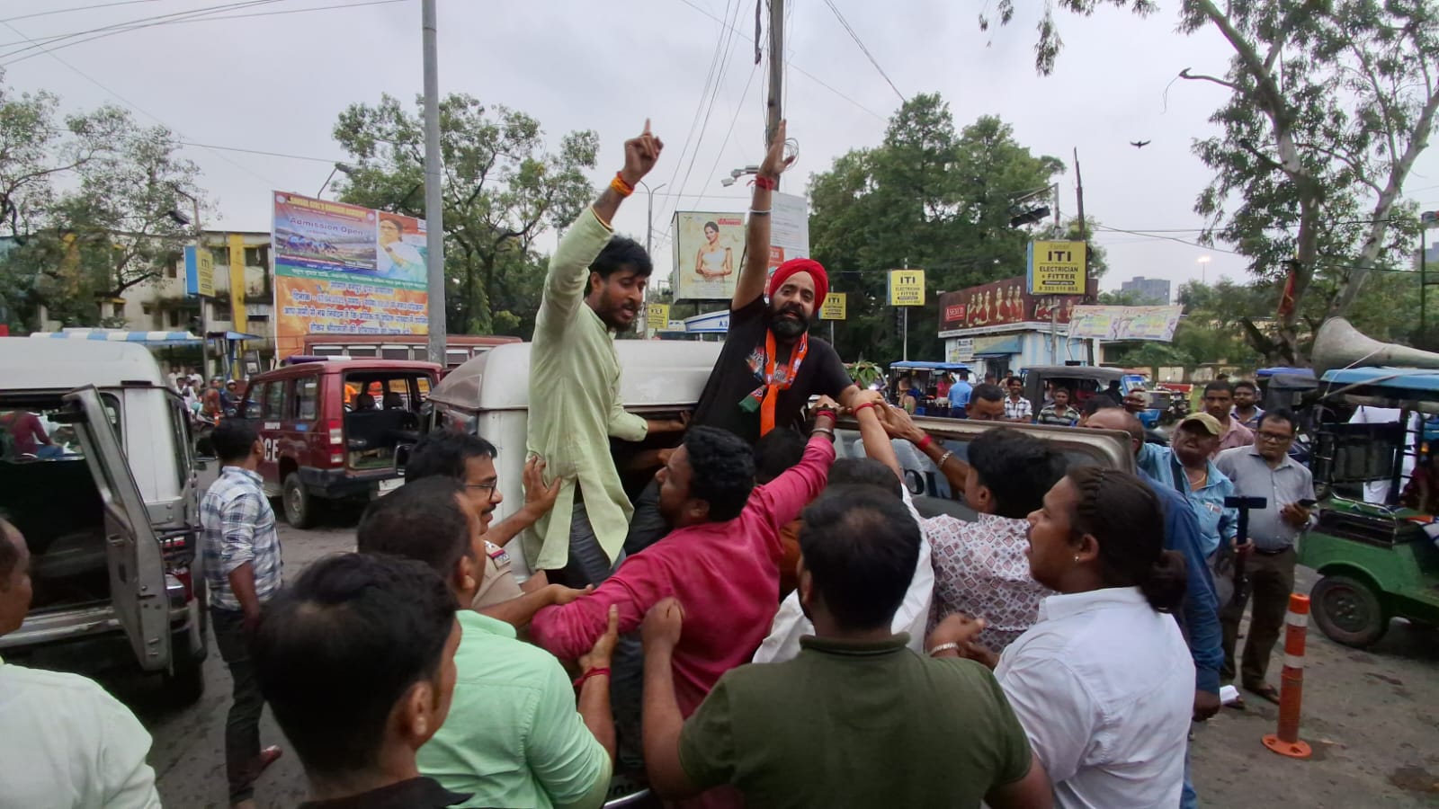 अग्निमित्रा पाल पर अभद्र टिप्पणी के विरोध में भाजपा का बर्नपुर में हंगामा, त्रिवेणी मोड़ पर सड़क जाम, कई कार्यकर्ता हिरासत में