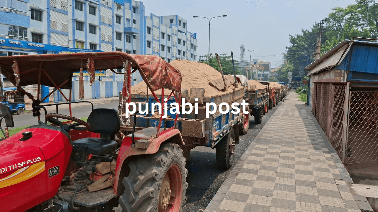 बालू के खड़े ट्रैक्टरों की फ़ोटो