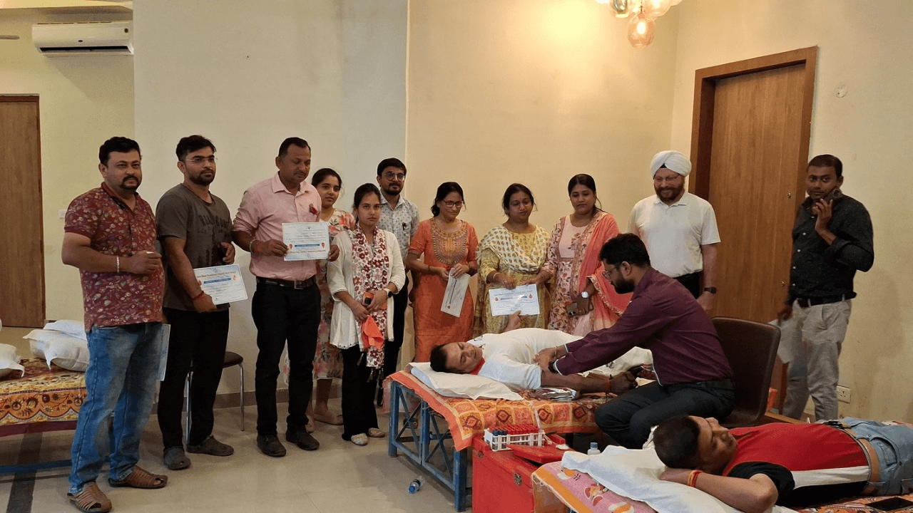Asansol:आसनसोल सृष्टिनगर में रक्तदान शिविर का सफल आयोजन, विनय चौधरी सहित 50 लोगों ने किया रक्तदान
