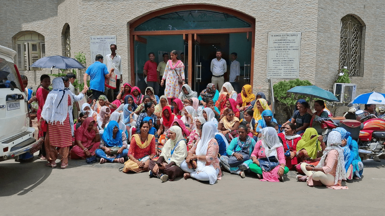 4 महीने से वेतन न मिलने पर निर्मल साथी स्वस्थ कर्मियों का विरोध, मेयर ने कहा- “दो महीने का भुगतान हो चुका, बाकी जल्द मिलेगा”