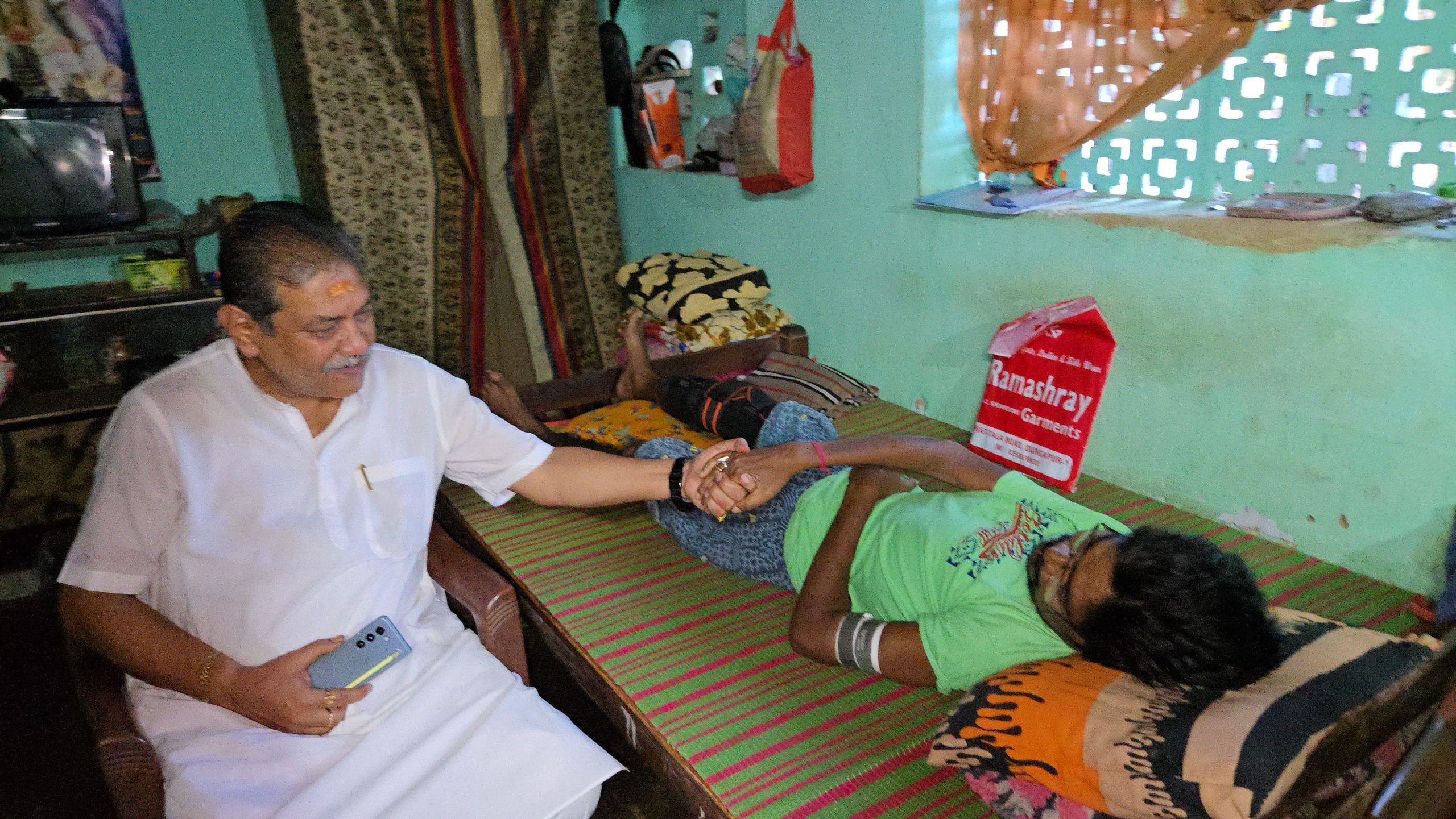MLA arrived to save the life of a dialysis patient डायलिसिस मरीज की जान बचाने पहुंचे विधायक नरेंद्रनाथ चक्रवर्ती, आत्महत्या से निकाला मौत के मुंह से