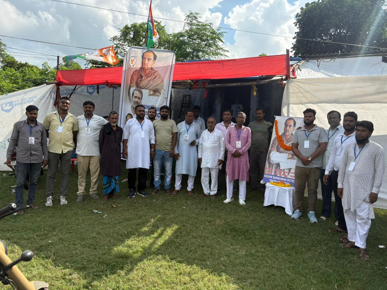 Asansol:आसनसोल में पूर्व प्रधानमंत्री राजीव गांधी की 82वीं जयंती पर किया गया माल्यार्पण तो बराकर में स्वस्थ शिविर: शाह आलम कांग्रेस नेता।