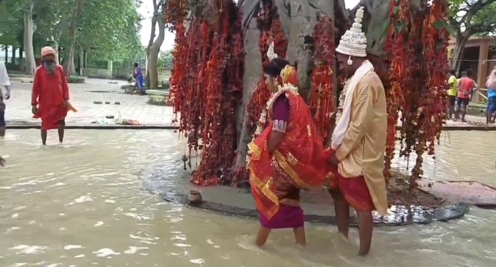 सावन में प्रेम की डुबकी! खड़े होकर रचाई 7 फेरों की शादी जलमग्न कंकालीतला मंदिर में पानी में ।