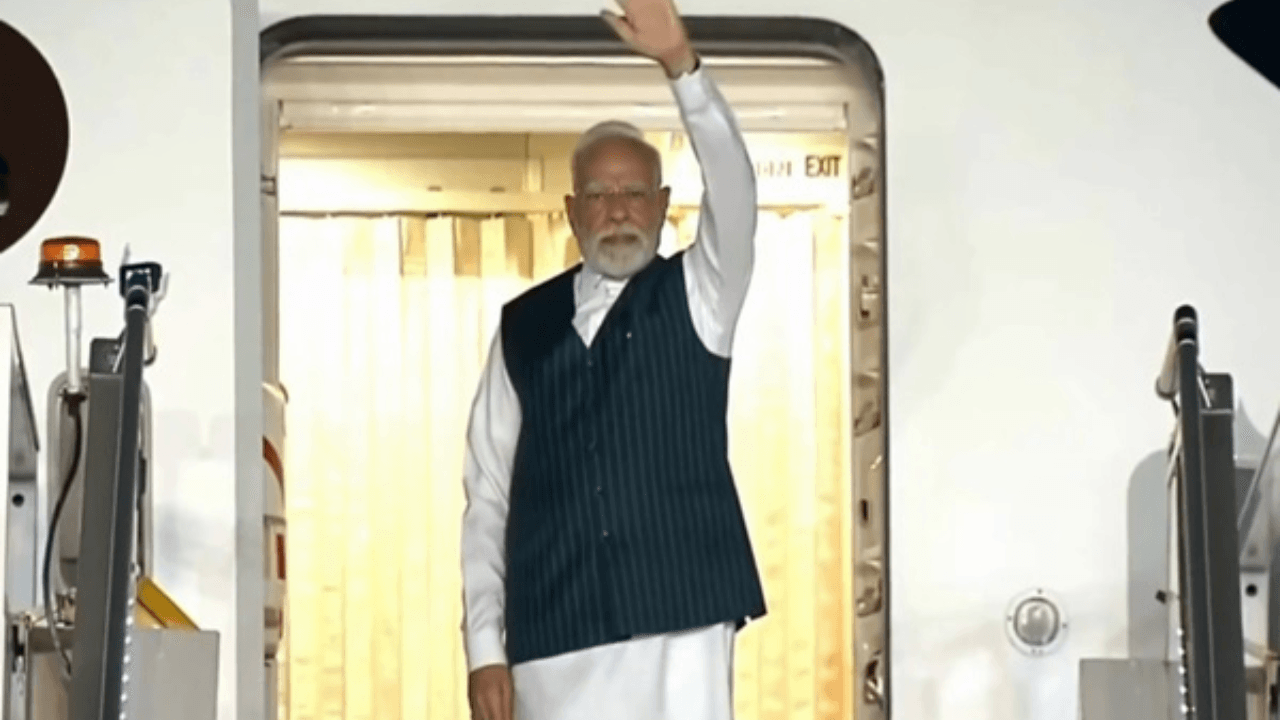 ट्रंप टैरिफ विवाद के बीच टोक्यो पहुंचे पीएम मोदी, जापानी पीएम के साथ 15वां वार्षिक शिखर सम्मेलन