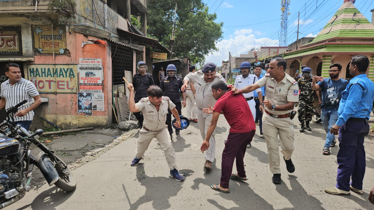 20 घंटे सड़क जाम पुलिस की लाठीचार्ज ,ट्रक की टक्कर से बाइक सवार की मौत, विरोध में सड़क जाम