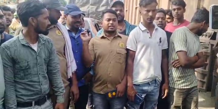 डिसेरगढ़ ब्रिज पर हंगामा: पुलिस द्वारा चालक से मारपीट और अवैध वसूली के विरोध में सुबह 6 बजे से सड़क जाम