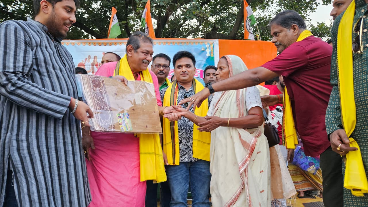 पांडवेश्वर में 60 हजार माताओं को विधायक ने दिए नए वस्त्र, पूजा से पहले हुई शुरुआत