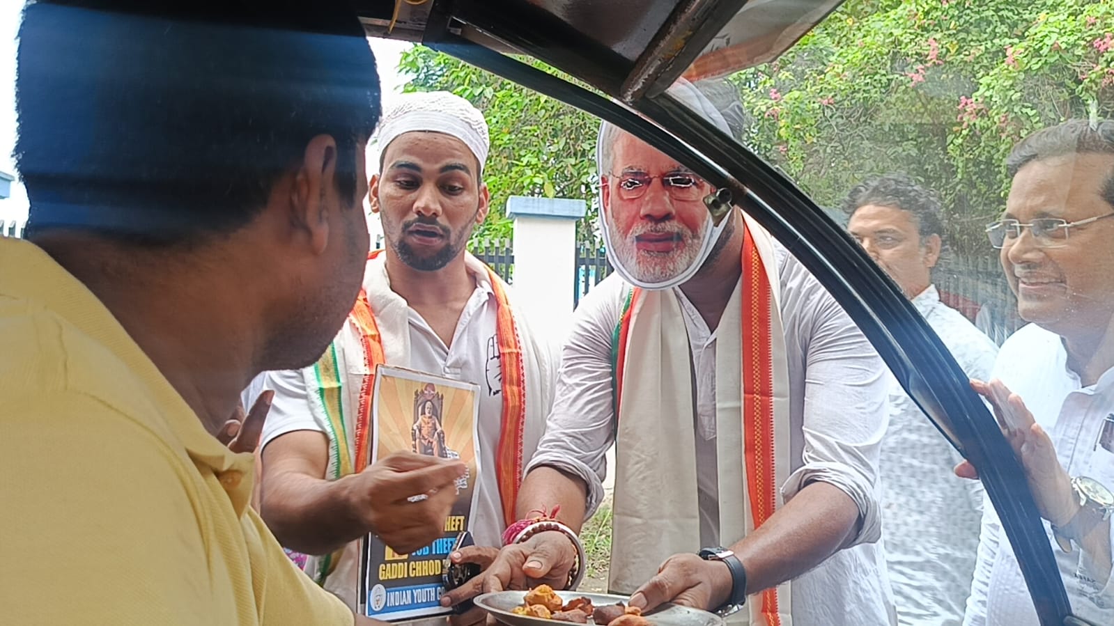 आसनसोल में मोदी के जन्मदिन पर युवा कांग्रेस का अनोखा विरोध, सड़कों पर मोदी ने बाटे पकोड़े बेरोज़गारी पर किया ध्यान केंद्रित