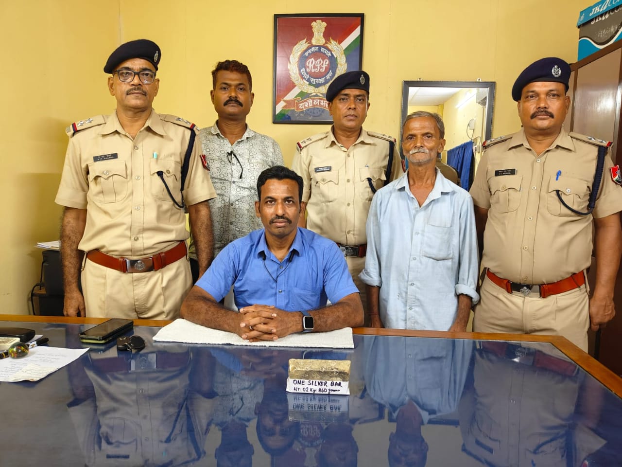 रेल स्टेशन पर RPF की सख़्त गश्त: 2.8 किलो चांदी के साथ तस्कर पकड़ा गया”