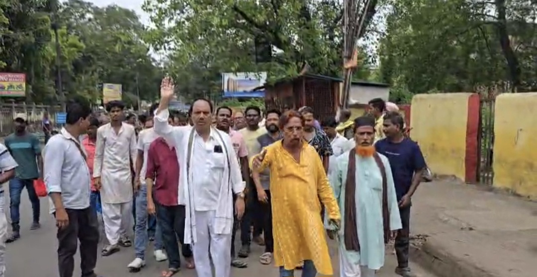 होकरो पर अत्याचार: रेल पुलिस के खिलाफ आसनसोल में सड़क पर उतरे विक्रेता : राजू अहलूवालिया, श्रमिक नेता 