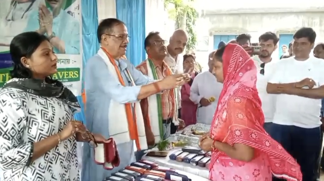आसनसोल में नि:शुल्क स्वास्थ्य सेवा शिविर, मंत्री मलय घटक ने बांटे चश्मे