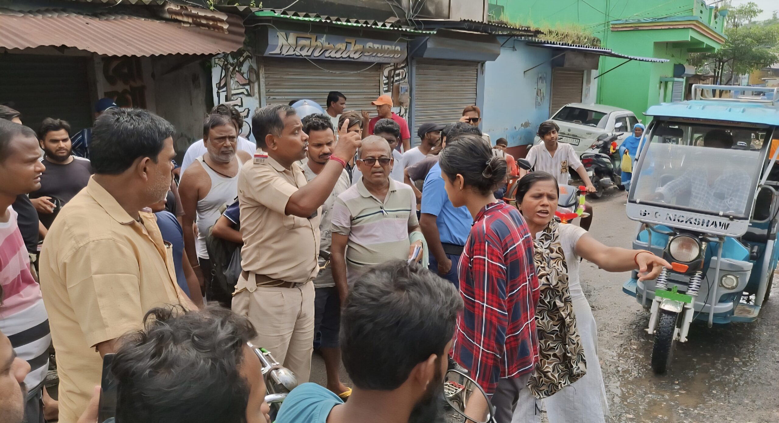 ठेला लगाने को लेकर निंघा बाजार में बवाल, तोलाबाज़ी के आरोपों से गरमाई सियासत