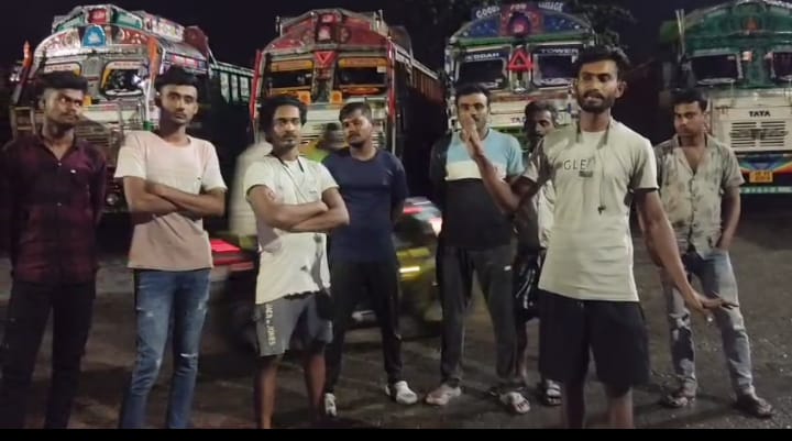 डिबुडिह में पैड KK सिंडिकेट का आतंक: 18 बालू लदे ट्रक रोके, वसूली की कोशिश — परिवहन व्यवसायियों में आक्रोश