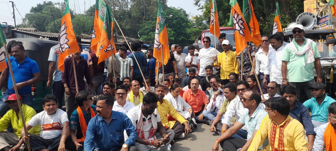 कुल्टी में भाजपा का जोरदार विरोध प्रदर्शन, सांसद खगेन मुर्मू पर हमले के खिलाफ सड़क अवरोध धरने पर बैठे विधायक डॉ अजय पोद्दार 