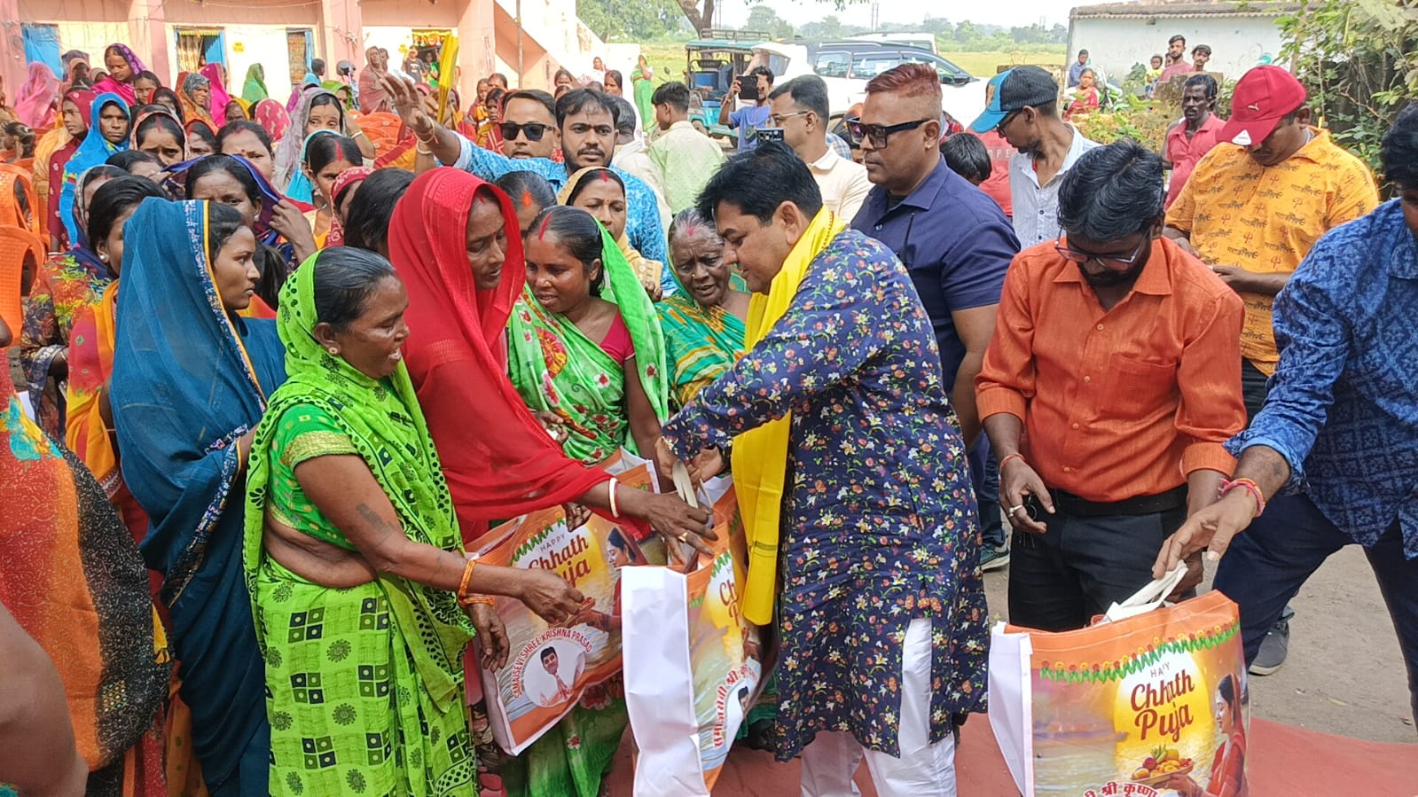 Chath Puja आसनसोल-बराकर से पानागढ़ तक समाजसेवी कृष्णा प्रसाद का 31 छठ पूजा सामग्री वितरण अभियान।