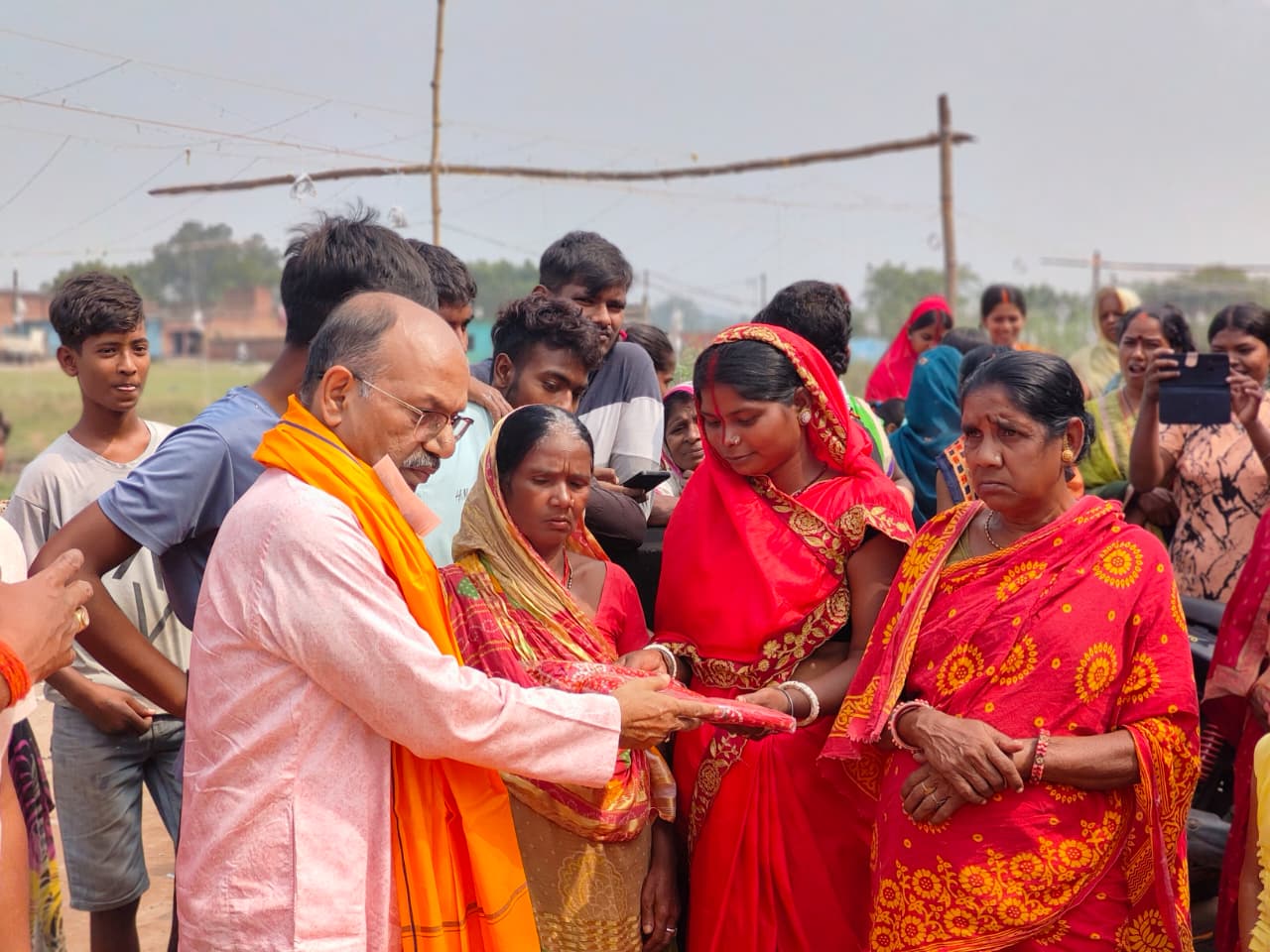 Kulti कुल्टी विधायक डॉ. अजय पोद्दार का सराहनीय कदम, छठ व्रतियों के बीच किया वस्त्र वितरण