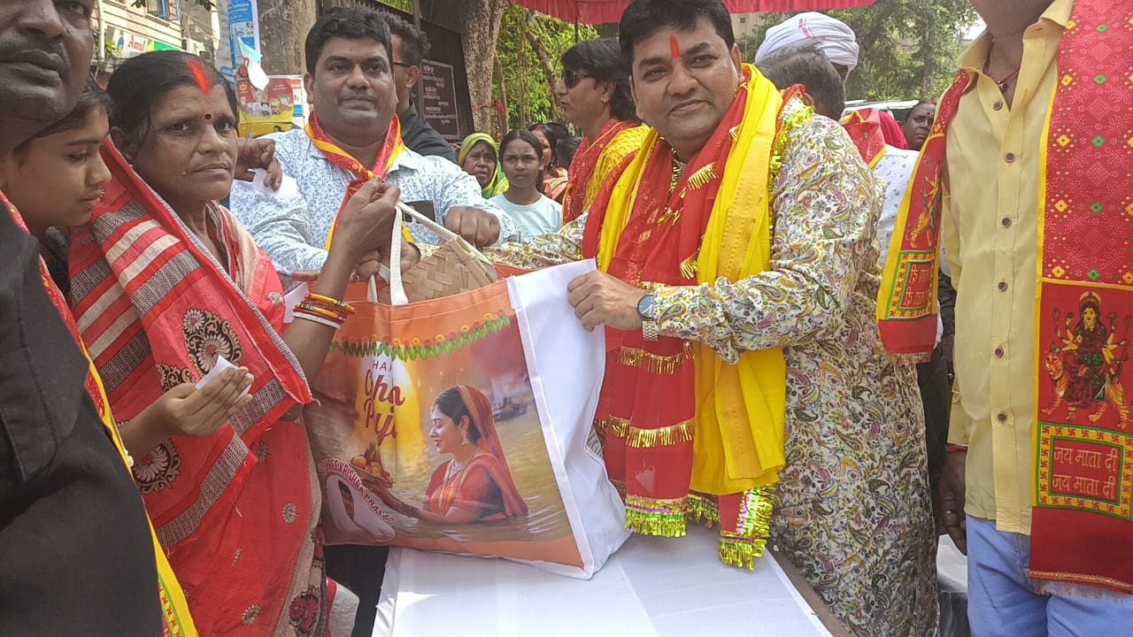 Asansol आसनसोल शिल्पांचल में समाजसेवी कृष्णा प्रसाद ने किया कुल्टी बराकर में 31 छठ पूजन सामग्री का वितरण,जनसेवा अभियान