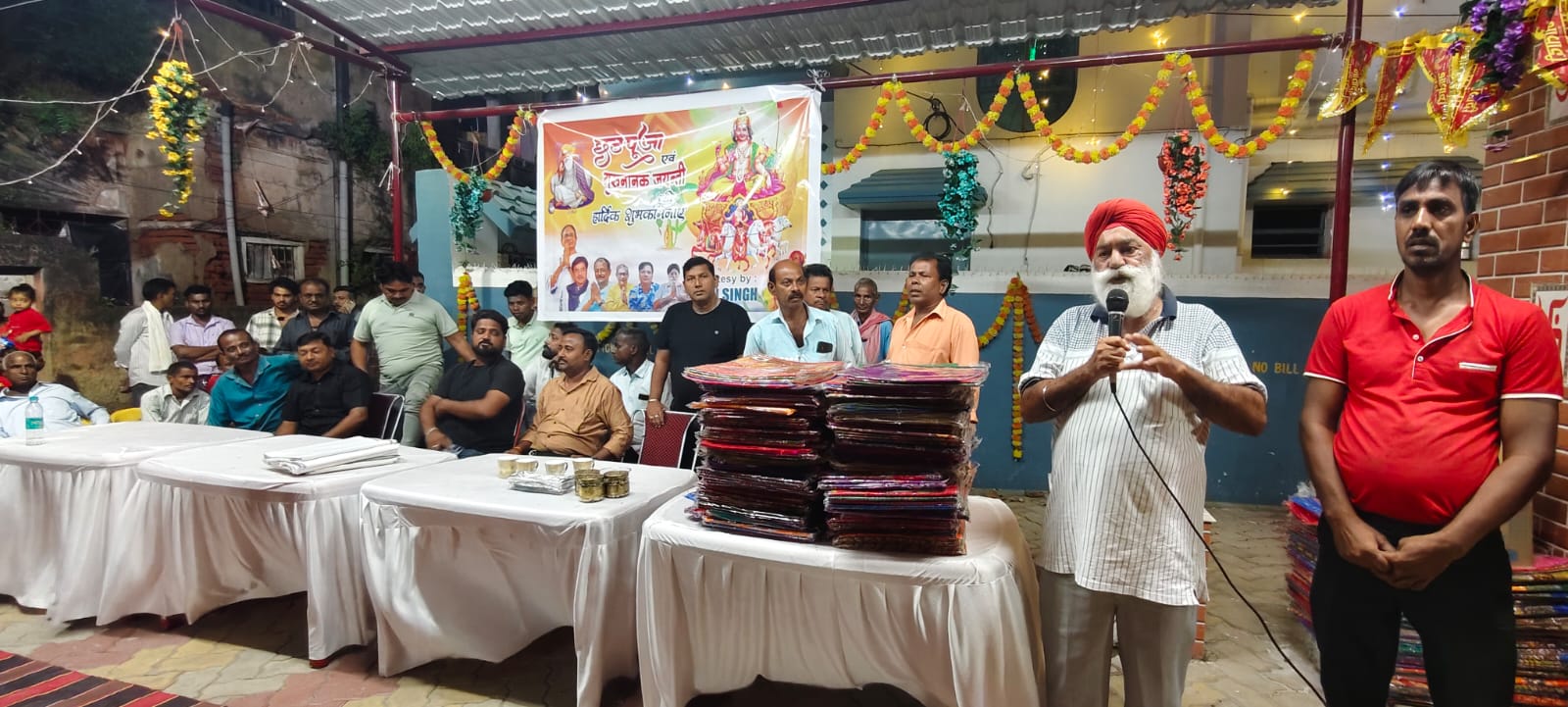 Asansol आसनसोल के 41 वार्ड में छठ पूजा और गुरु नानक जयंती पर विशेष कार्यक्रम, वार्ड पार्षद रणबीर सिंह जीतू ने किया वस्त्र वितरण