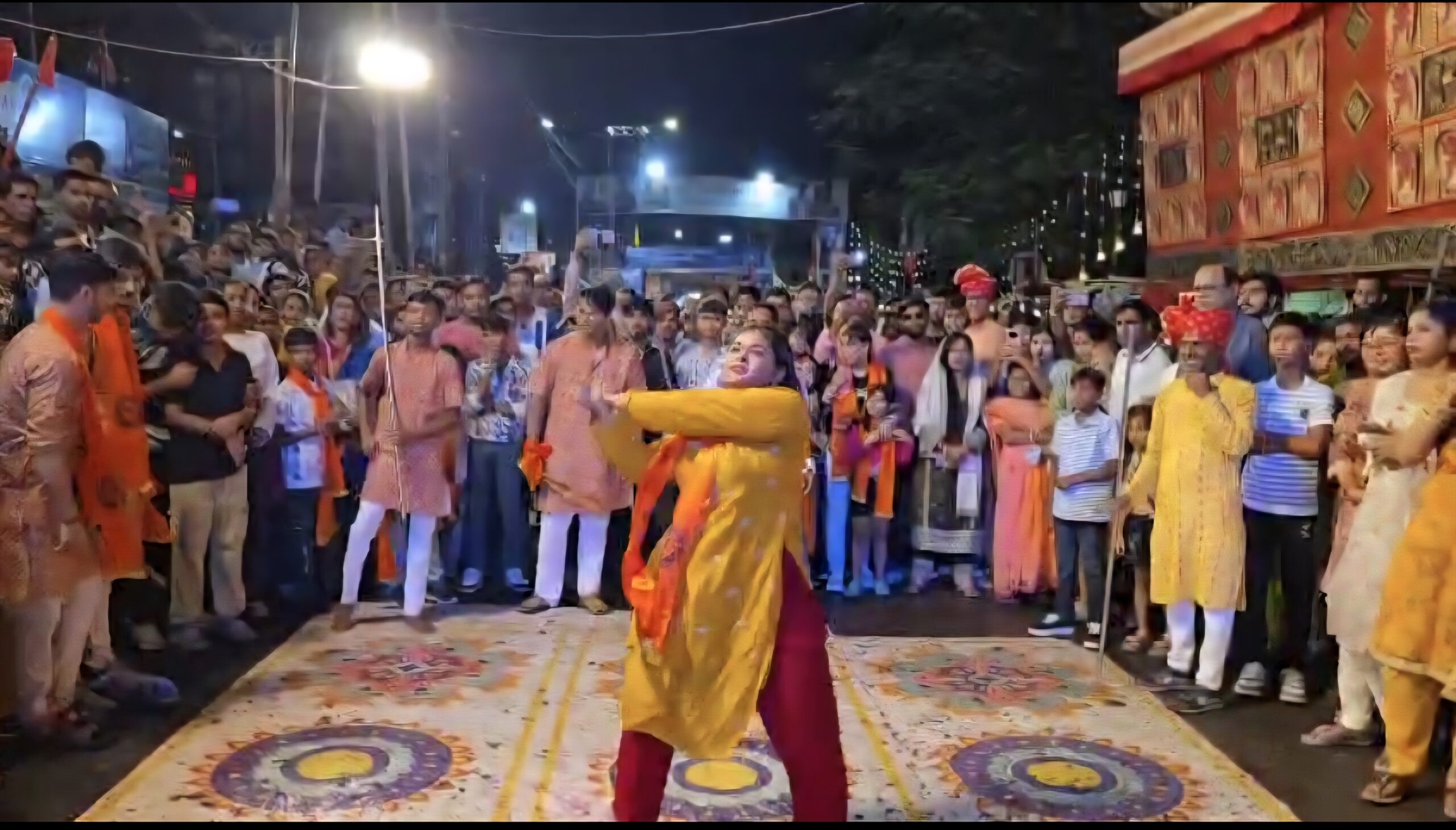 आसनसोल महावीर स्थान दुर्गा पूजा में महिलाओं द्वारा विशेष लाठी खेल अद्भुत झाकियां