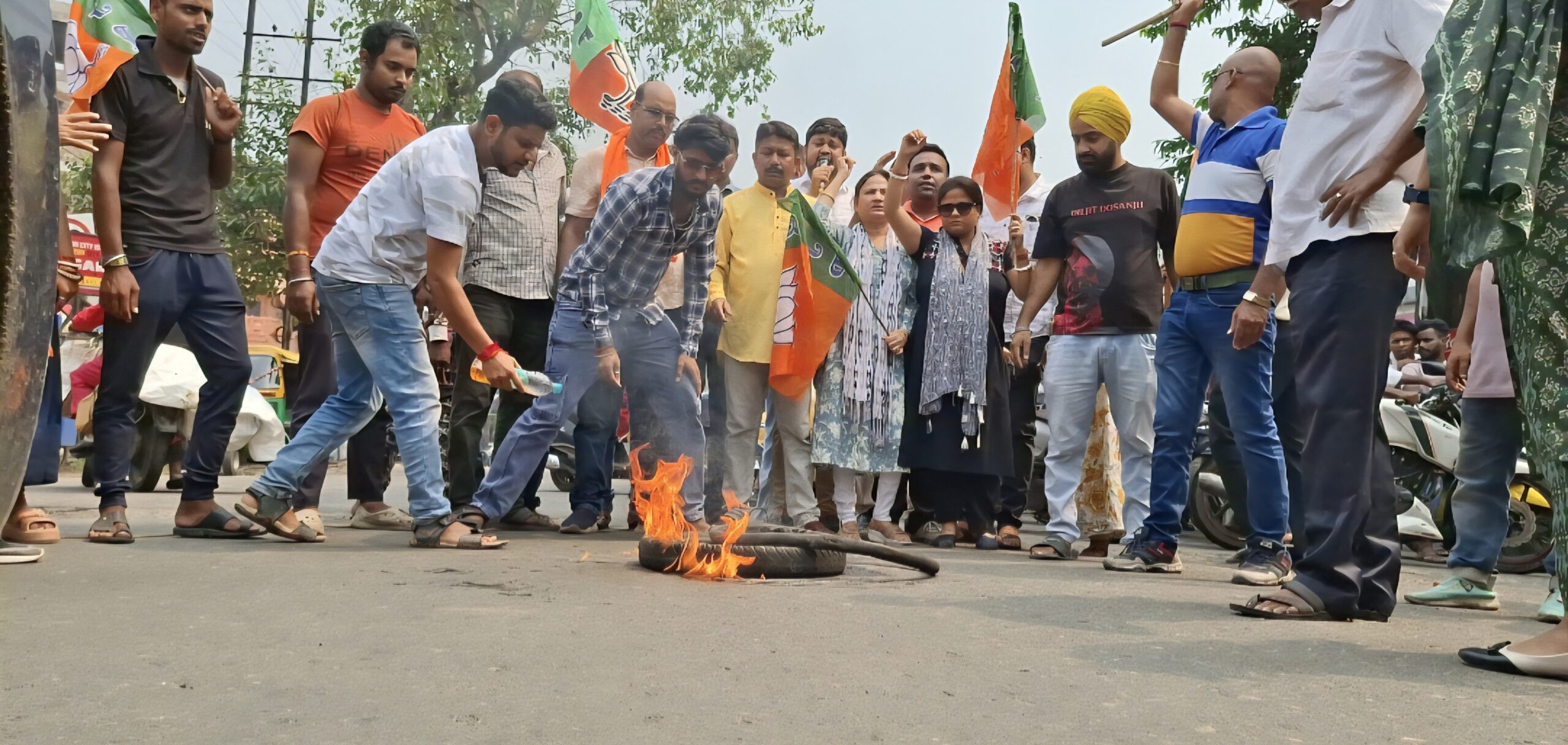 भाजपा नेताओं पर हमले के विरोध में आसनसोल में सड़क जाम, कार्यकर्ताओं ने टायर जलाकर जताया आक्रोश