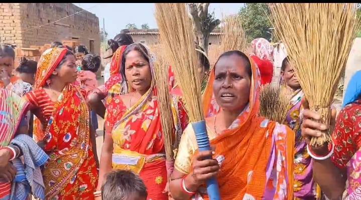 भालाडीह–मनकेश्वर घाट से अवैध बालू उत्खनन पर बवाल, वार्ड संख्या 99 में ग्रामीणों को गोली मार देने की धमकी महिलाओं ने झाड़ू लेकर किया विरोध — परिमल पर धमकी देने के आरोप