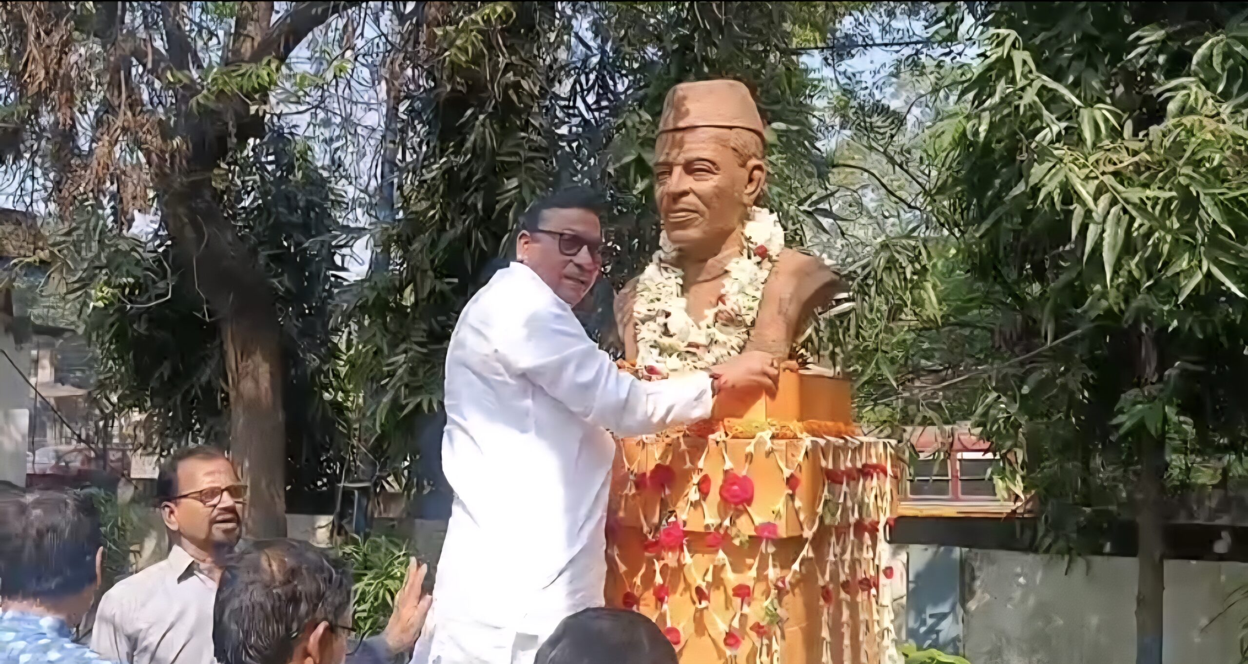 First PM India Birthday पंडित नेहरू की जयंती पर आसनसोल नगर निगम ने दी श्रद्धांजलि, प्रतिमा पर माल्यार्पण कर याद किए प्रथम प्रधानमंत्री