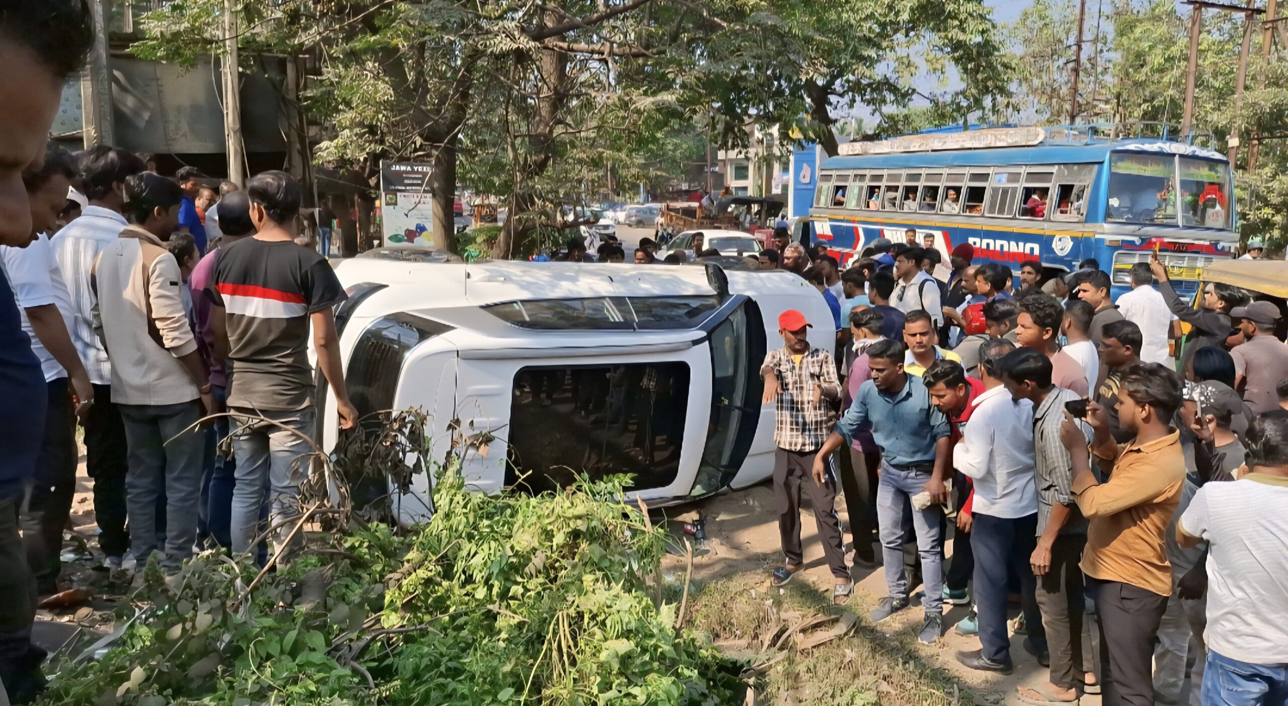 आसनसोल दक्षिणी थाना क्षेत्र में सड़क दुर्घटना, कार पलटने से चालक बाल-बाल बचा