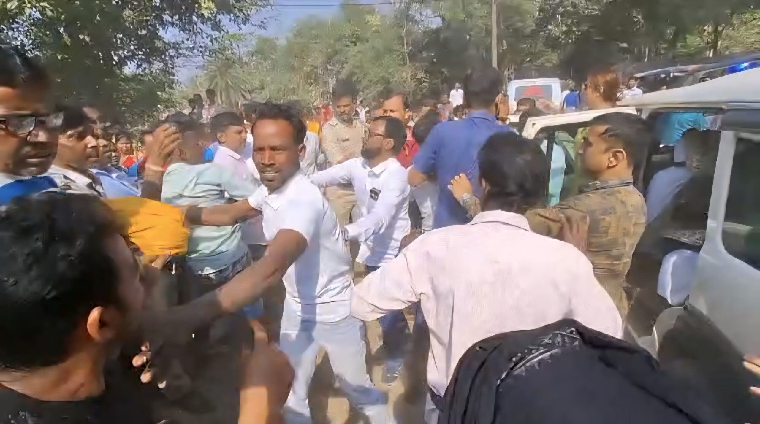 TMC VS TMC सियूरी में तृणमूल की गुटबाजी खुलकर सामने, सांसद के सामने ही भिड़े दो गुट