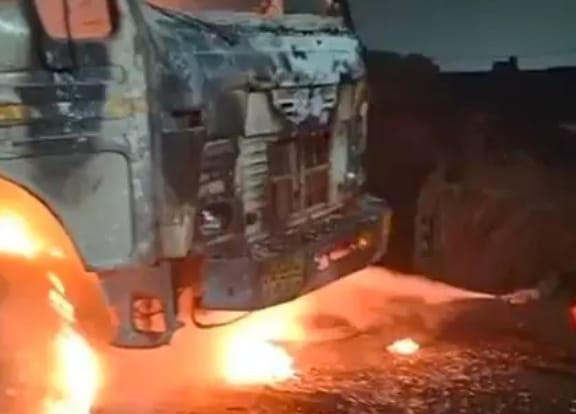 NH-60 पर भीषण अग्निकांड: कोयला लदा डंपर आग की चपेट में, केबिन जलकर राख — चालक की जान बची