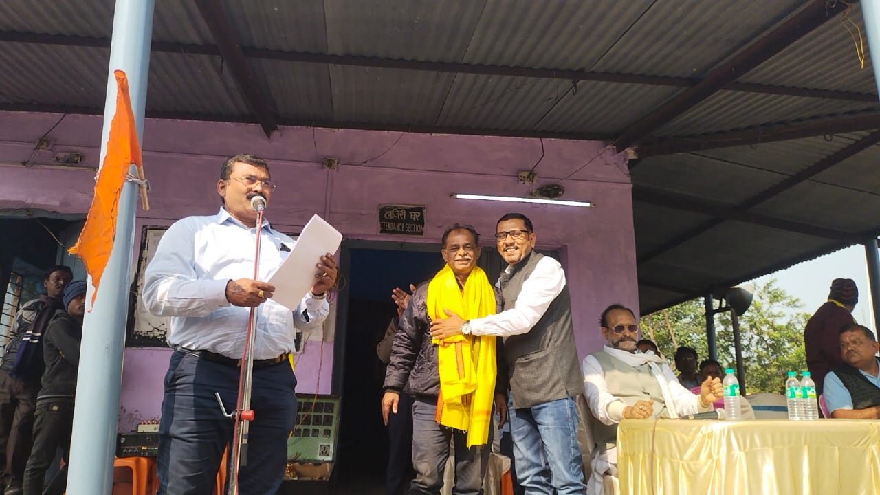 निंघा कोलियरी में भारतीय मजदूर संघ में 50 मजदूरों का योगदान, ECL वेतन संकट पर हुई चर्चा : धनंजय पांडे