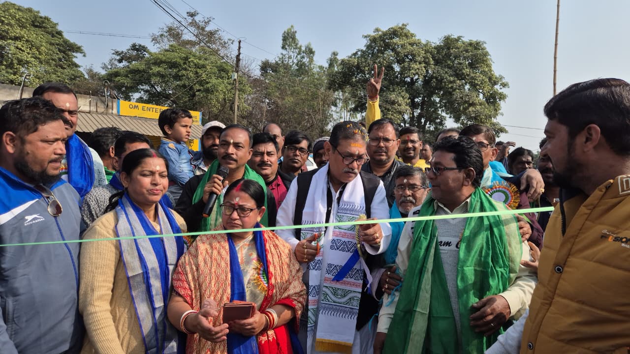 63 लाख रुपये की लागत से पांडवेश्वर विधानसभा में सड़क निर्माण कार्य का शुभारंभ