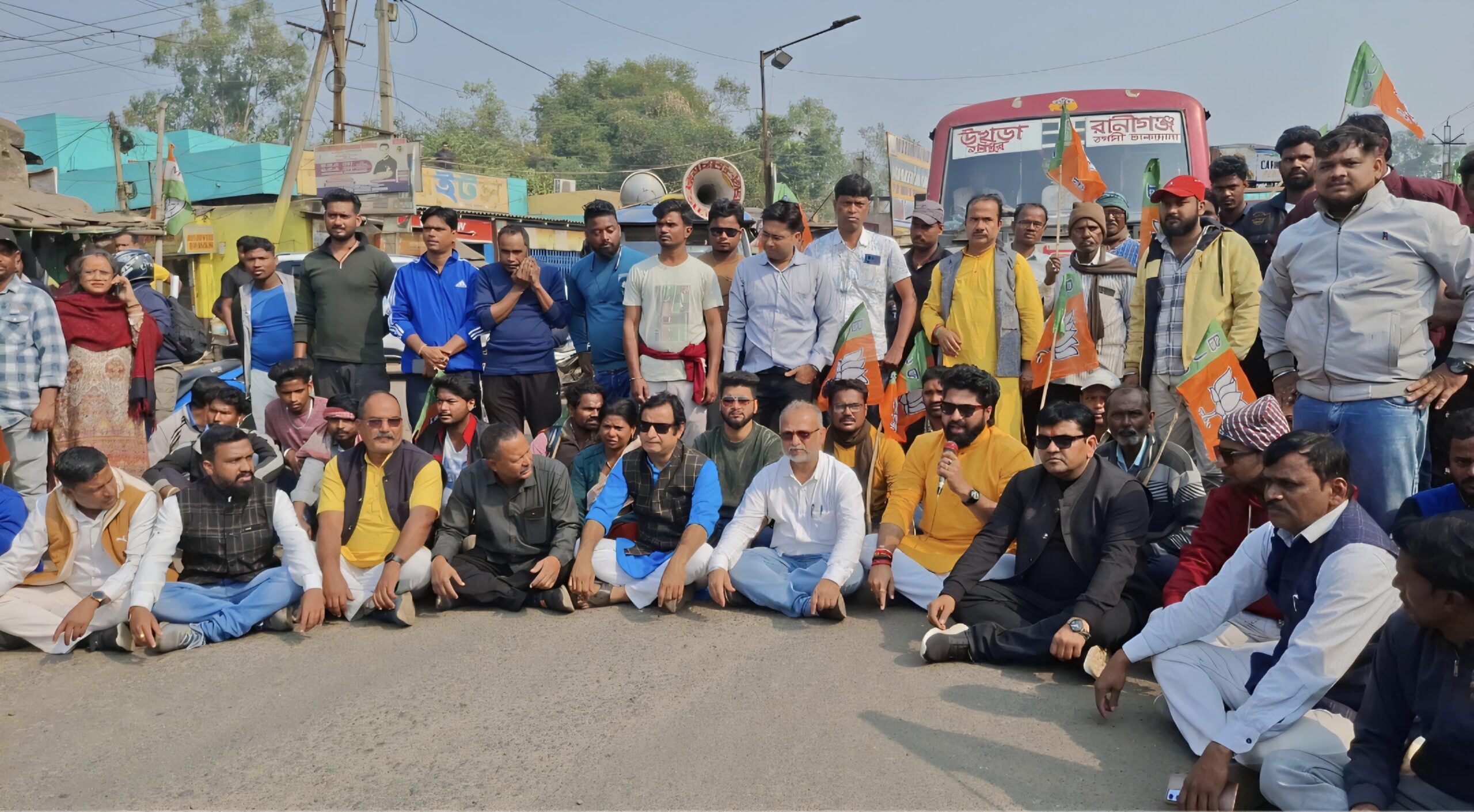 सुवेंदु अधिकारी के दौरे से पहले जामुड़िया में तनाव, बालू ट्रक की चपेट में भाजपा कार्यकर्ता की मौत, लाठी चार्ज NH-60 जाम