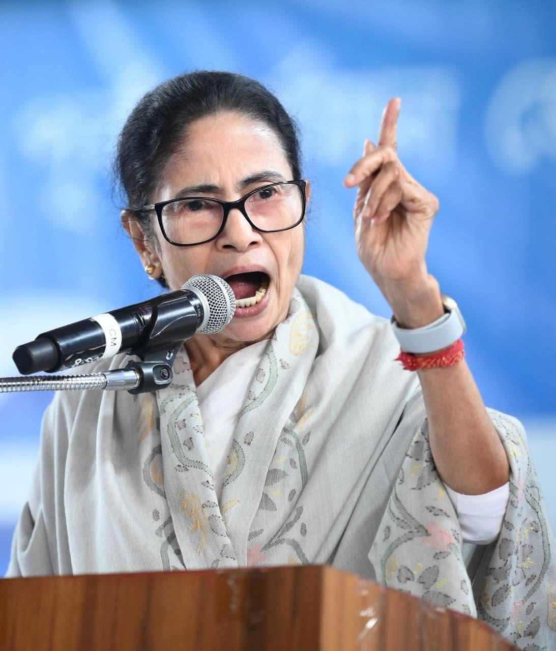 West Bengal News बांकुड़ा की जनसभा में ममता बनर्जी का बीजेपी पर बड़ा हमला, मां-माटी-मानुष के साथ संघर्ष जारी रखने का आह्वान।
