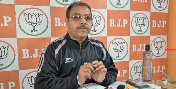 Asansol Politics कानून मंत्री के इलाके में खुलेआम अवैध गतिविधियां? आजाद बस्ती की घटना पर बोले BJP नेता कृष्नेन्दु मुखर्जी