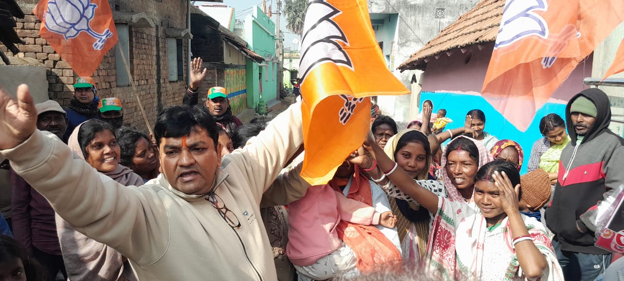 Political News आसनसोल: वार्ड 14 छूतरडांगा के 600 ग्रामीणों ने थामा भाजपा का दामन कृष्णा प्रसाद टिकिट की रेस में !