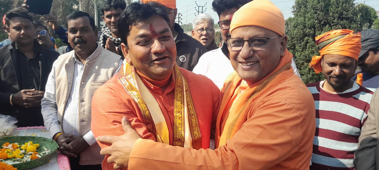 स्वामी विवेकानंद जयंती पर आसनसोल रामकृष्ण मिशन आश्रम महाराज द्वारा कृष्णा प्रसाद सम्मानित।