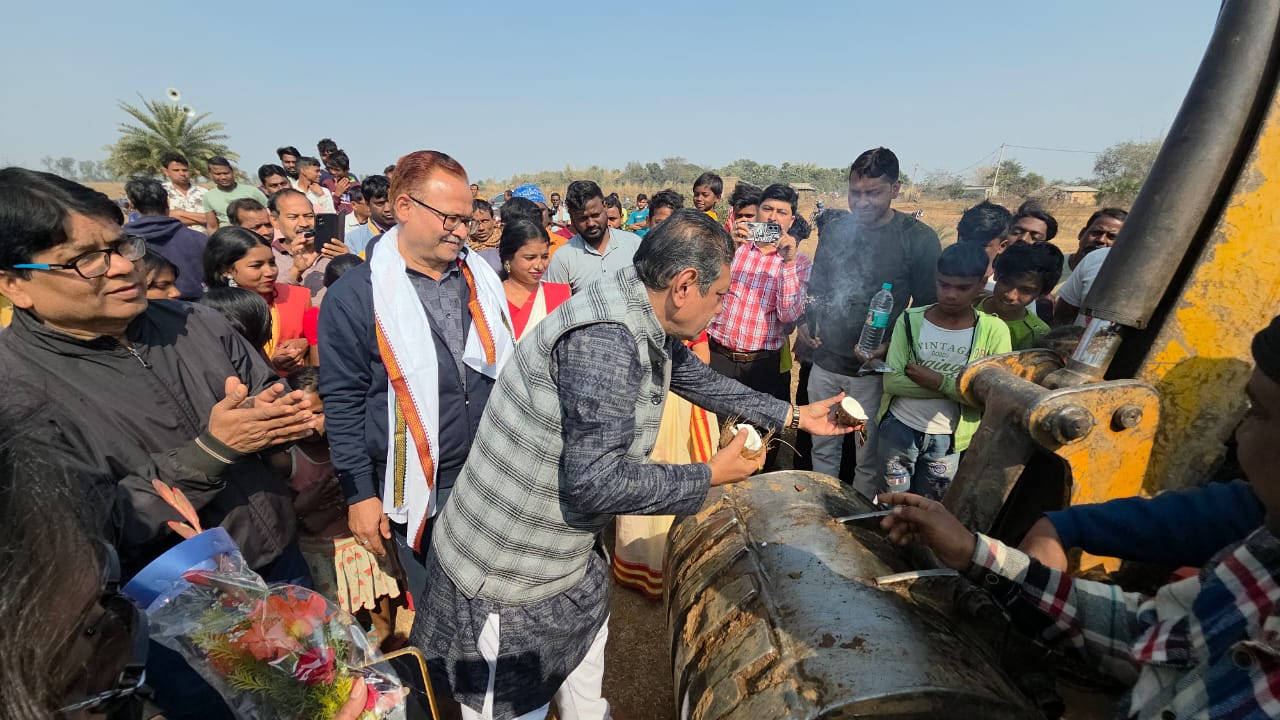 बरसात के पानी से डूबने वाले गांव को बचाने के लिए विधायक नरेंद्रनाथ चक्रवर्ती ने किया लघु बांध का शिलान्यास