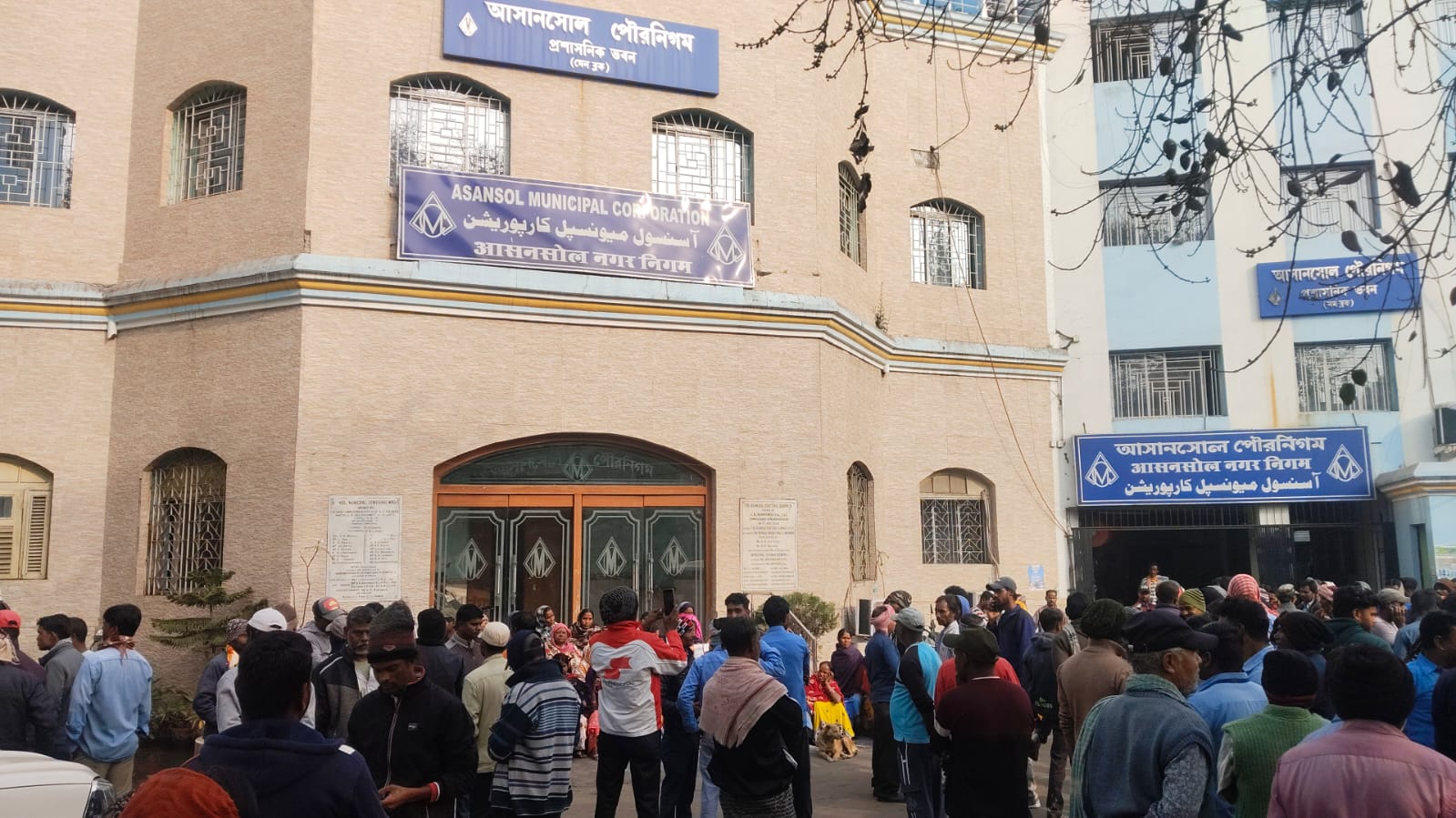 आसनसोल नगर निगम में सफाई कर्मियों का सुबह 6 बजें से आंदोलन तेज, निगम कार्यालय का घेराव