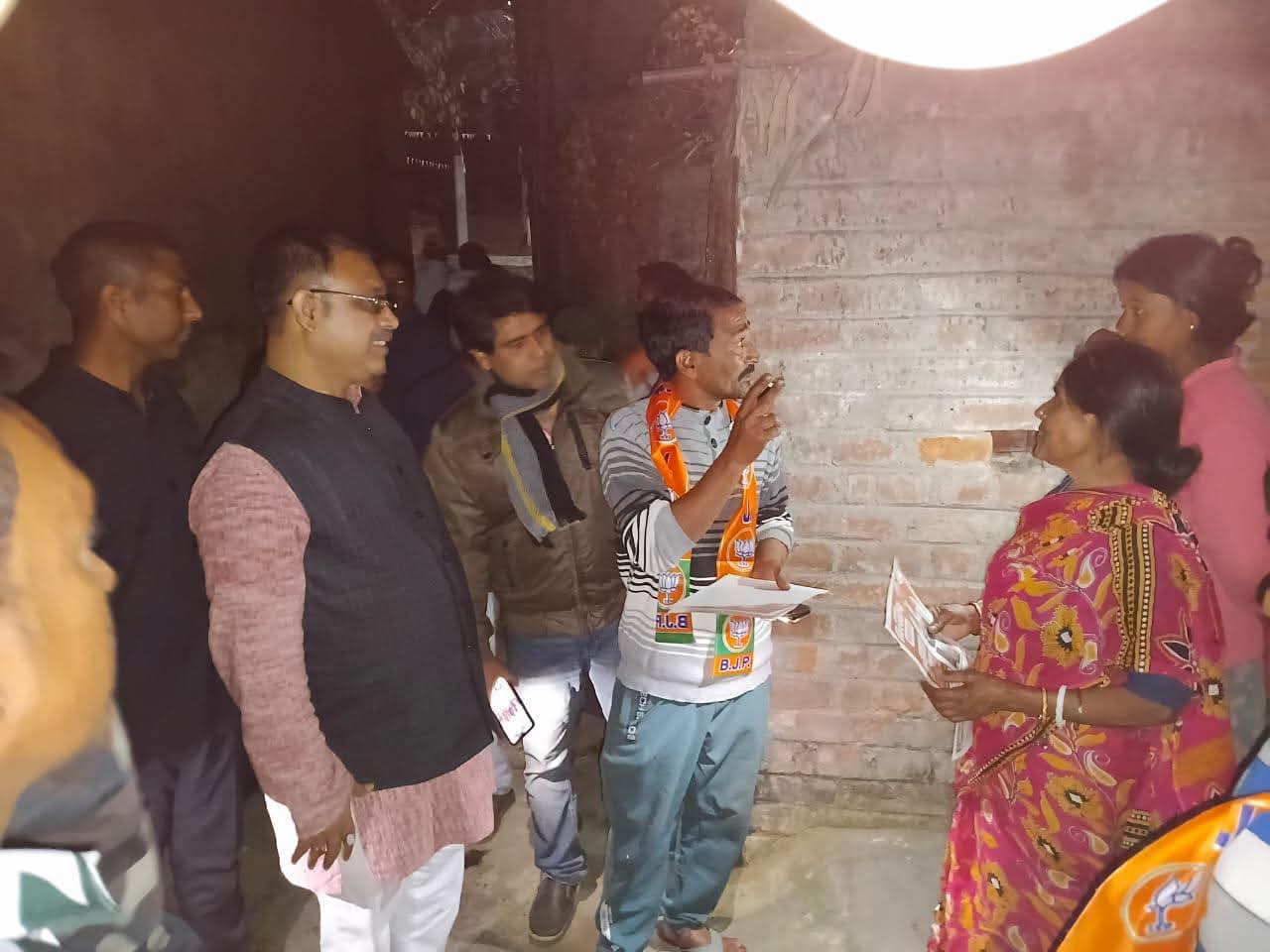 आसनसोल उत्तर में भाजपा का घर-घर जनसंपर्क अभियान, कृष्णेन्दु मुखर्जी ने लोगों से की सीधी बातचीत
