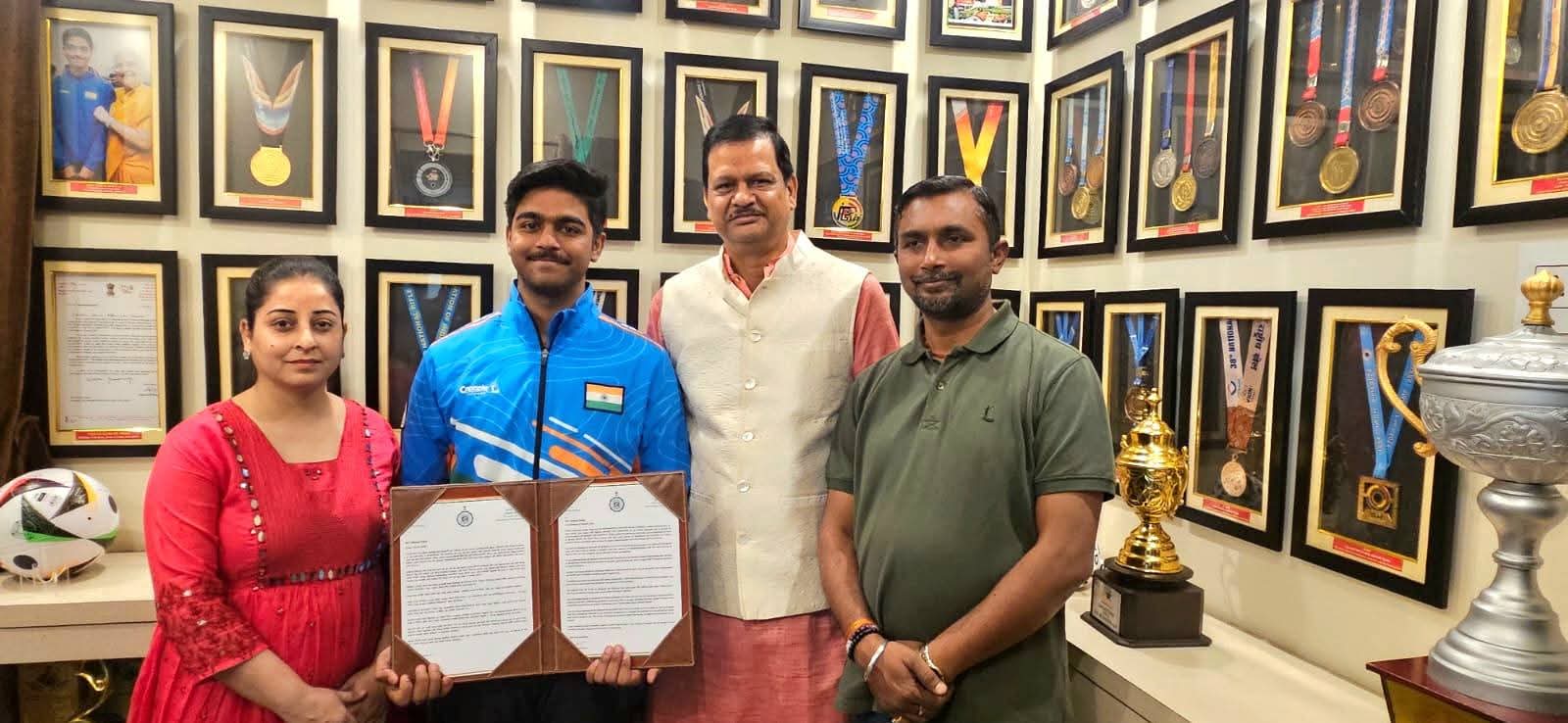 अंतरराष्ट्रीय शूटर अभिनव साव को डिप्टी मेयर अभिजीत घटक ने किया सम्मानित 16वीं एशियन शूटिंग में दो स्वर्ण पदक।