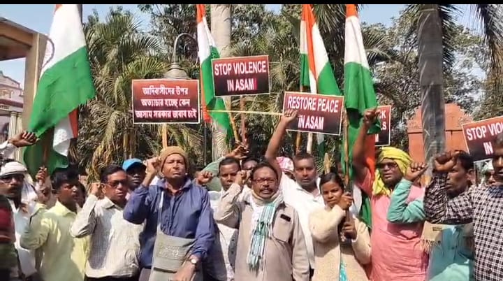 आसाम में आदिवासियों पर हमले के विरोध में आदिवासी समाज का प्रदर्शन, राष्ट्रपति के नाम सौंपा ज्ञापन
