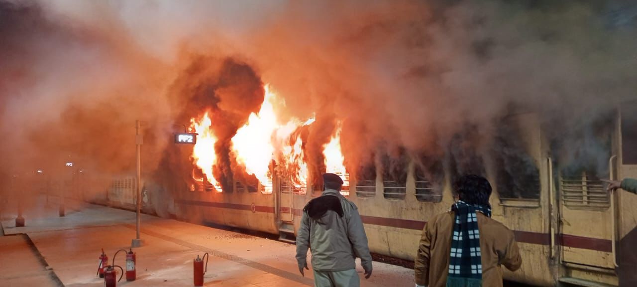 Katwa–Azimganj Passenger ट्रेन में आग, एक बोगी जलकर राख