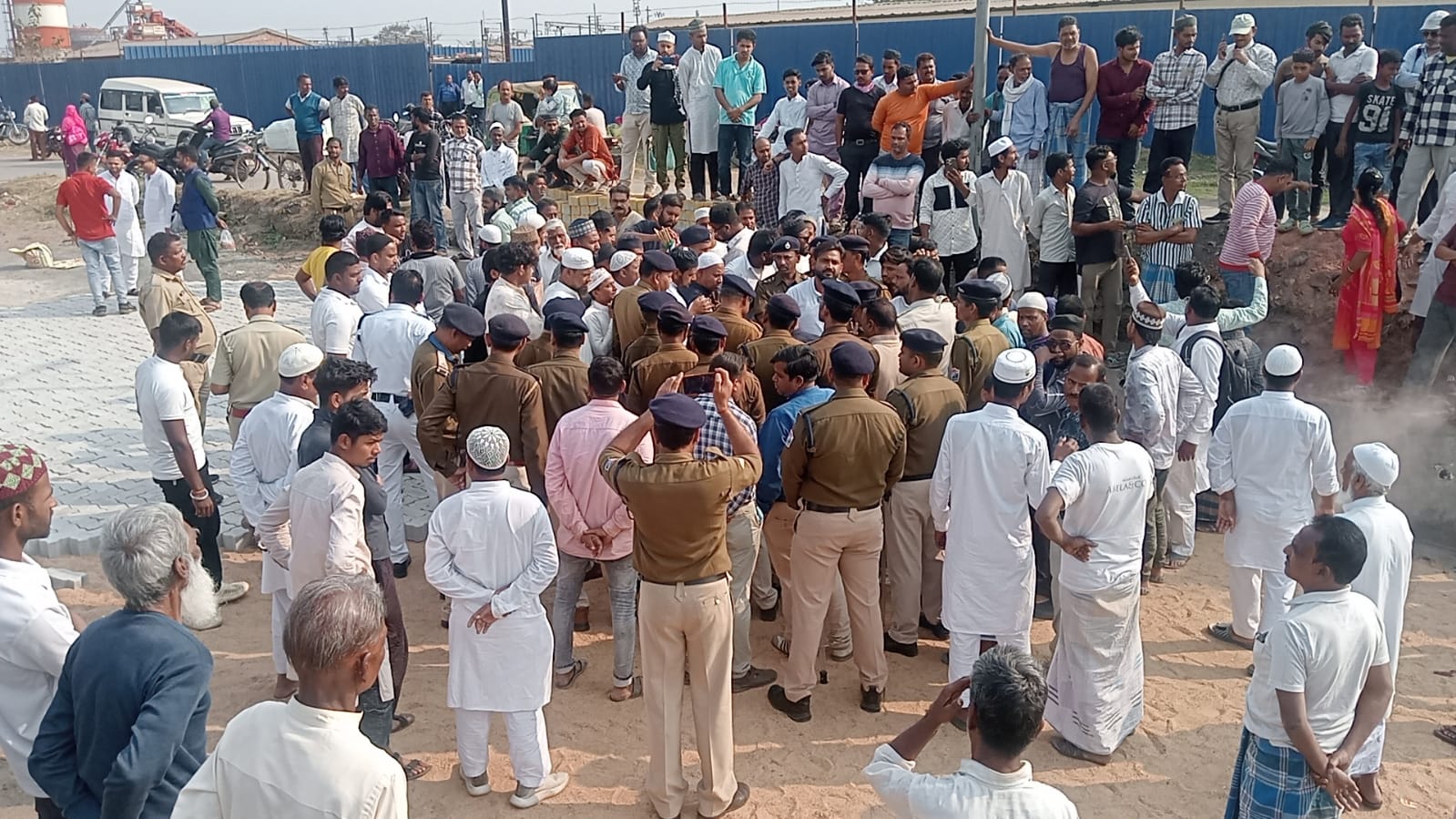 आसनसोल रेलवे स्टेशन के पास सड़क निर्माण को लेकर रेल पुलिस और स्थानीय लोगों में विवाद, मौके पर उत्तर थाना की पुलिस तैनात।