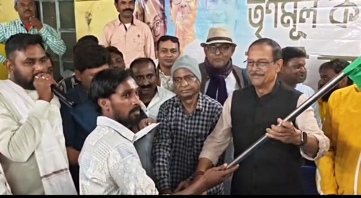 बंगाल में चुनाव से पहले दलबदल की तेज सियासत, कुलटी में 350 कार्यकर्ता All India Trinamool Congress में शामिल, दो दिन पहले 500 ने थामा था Bharatiya Janata Party का दामन