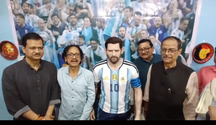 कोलकाता के बाद आसनसोल में भी चमके Lionel Messi, मोहिशीला में मोम की प्रतिमा का अनावरण