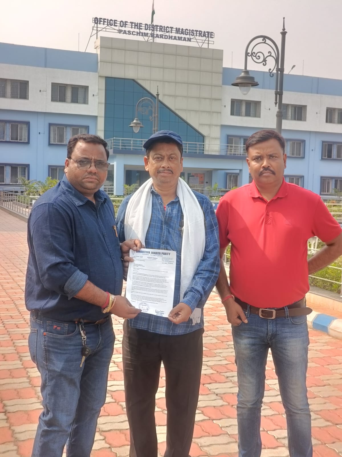 कुल्टी कॉलेज में सरकारी योजनाओं के फॉर्म भरने में राजनीतिक हस्तक्षेप का आरोप, जिलाधिकारी को सौंपा गया शिकायत पत्र
