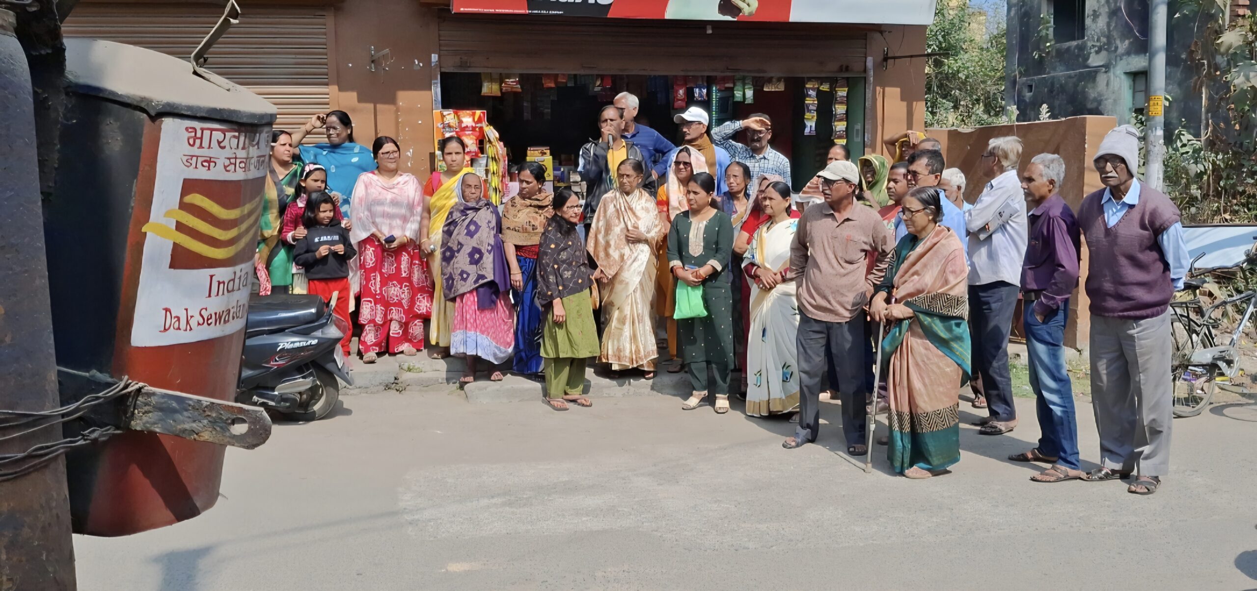 Post Office:पलाश बागान पोस्ट ऑफिस बंद करने के नोटिस से भड़के लोग, सीनियर सिटीजन उतरे आंदोलन पर