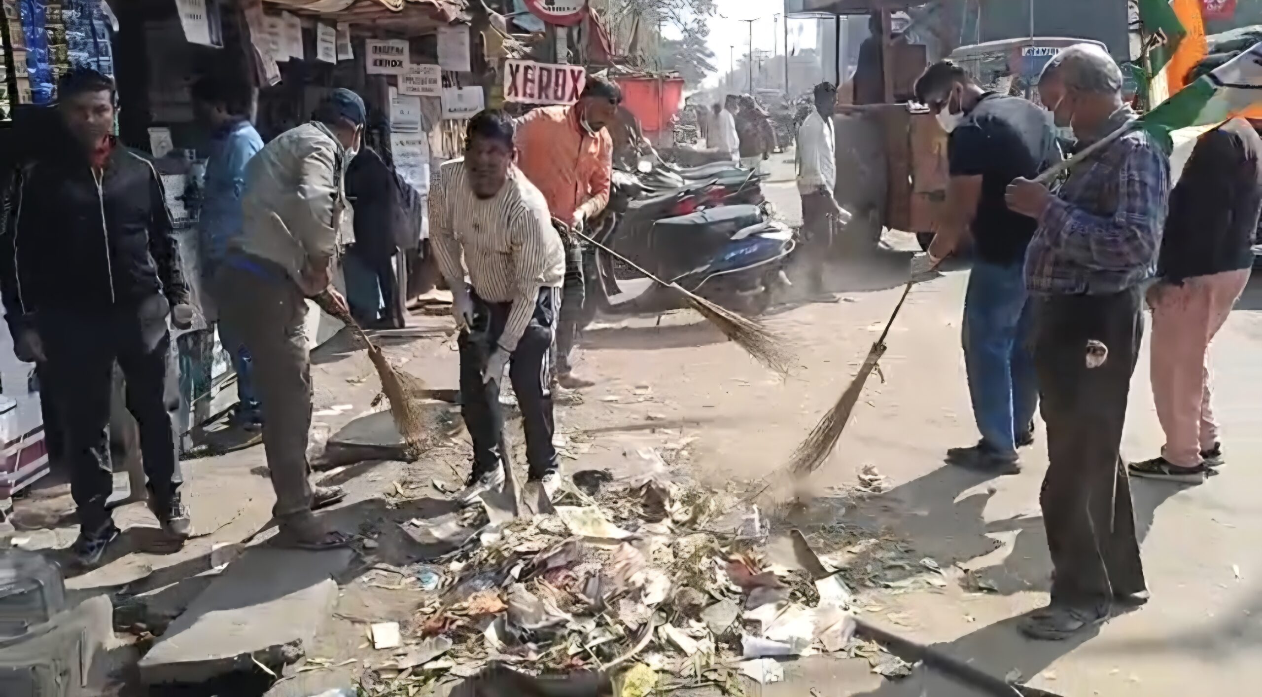 आसनसोल बाजार में कांग्रेस का सफाई अभियान कर हड़ताल से बिगड़ी व्यवस्था पर जताया विरोध