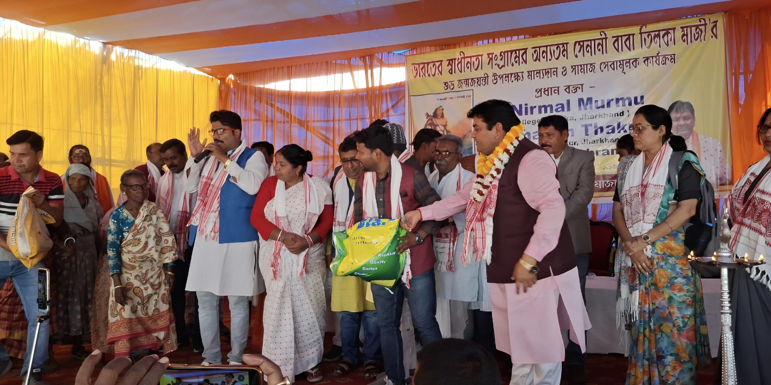 तिलका मांझी जन्मजयंती पर आसनसोल में कार्यक्रम, समाजसेवी कृष्णा प्रसाद ने जरूरतमंदों को बांटे चावल