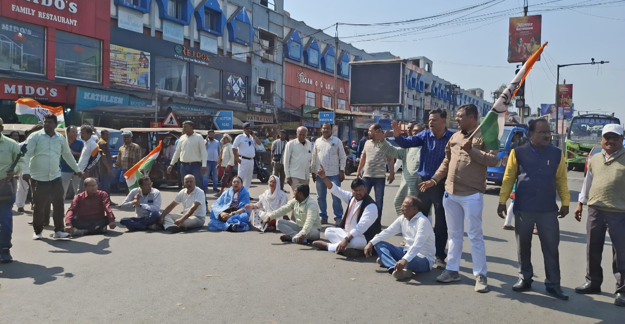 आसनसोल के हटन रोड पर कांग्रेस का चक्का जाम, ट्रैफिक समस्या को लेकर प्रदर्शन